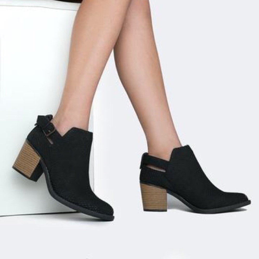 Black suede ankle boots booties J. Adams size 10
